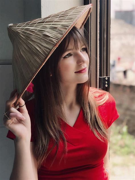 Hot girl DJ xinh như búp bê chụp ảnh cùng sen nhưng ngoài đời thì lại gợi cảm không kém phần ai