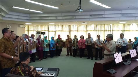 Para Guru Besar Ipb Bermain Angklung Di Sela Sela Rehat Antar Acara