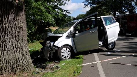 Bohmte Auto Prallt Gegen Baum Beifahrerin Stirbt Ndr De