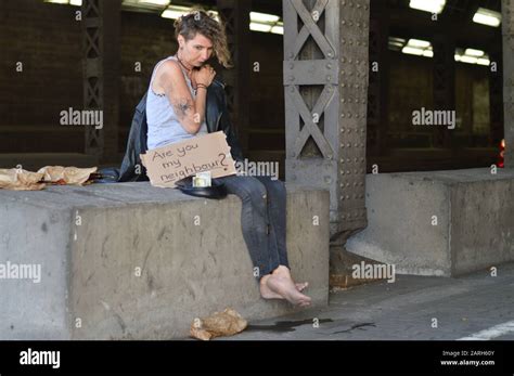 Barfuß Obdachlos Fotos Und Bildmaterial In Hoher Auflösung Alamy