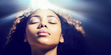 Hermosa Mujer Afroamericana Relajada Con Rayos De Sol Sobre Su Cabeza