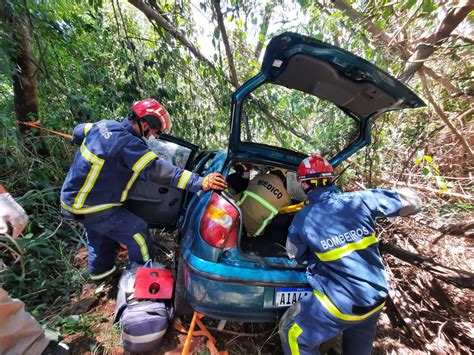 Motorista fica ferido após perder controle da direção e carro sair da