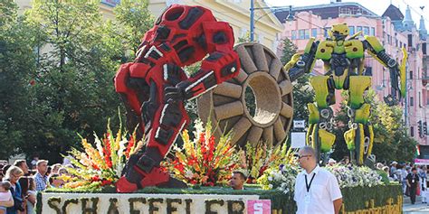 Age of Extinction Bumblebee and Stinger at the Debrecen Flower Carnival ...