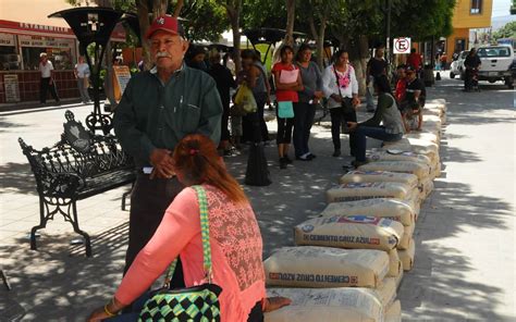 Entrega alcaldesa material de construcción a familias de Lerdo El Sol