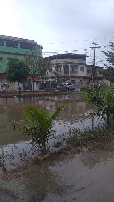 Dia começa chuva queda de árvores e alagamentos na Grande Vitória