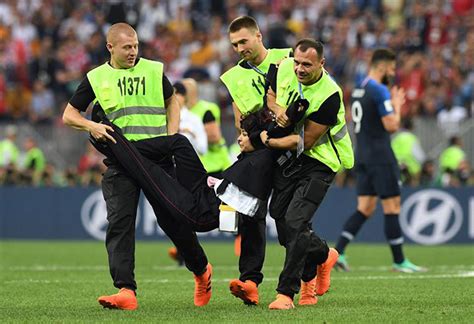 Condenan a días de prisión a miembro de Pussy Riot que invadió cancha en final del Mundial