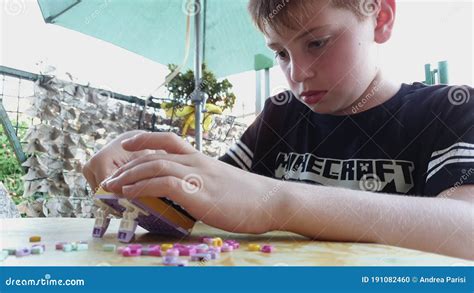 Enfants Qui Jouaient Avec Le T Shirt De Port De Minecraft En Briques