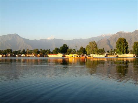 Asisbiz Kashmir Srinagar Dal lake panoramic views India India Apr 2004 061