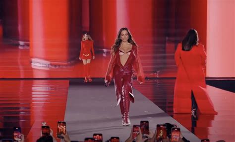 Anitta é ovacionada ao desfilar na Semana de Moda de Paris vídeo