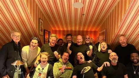 Jim Carrey Celebra Su 62 Cumpleaños Con Una Comida Junto A Sus Amigos