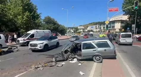 İstanbul da feci kaza Kafaya kafaya çarpıştılar Yaralılar var