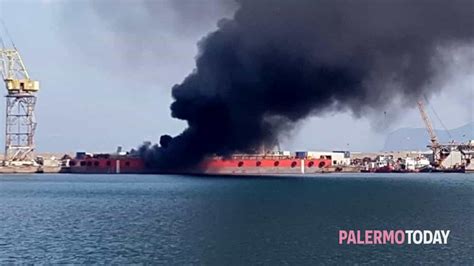 Incendio Al Porto A Fuoco Un Container Di Una Nave Cargo