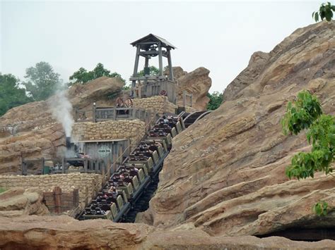 Big Grizzly Mountain Runaway Mine Cars - Hong Kong Disneyland (Islands ...