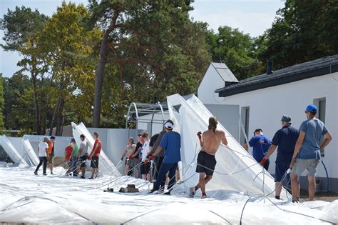 Pompowanie balonu na nowym boisku wstrzymane Prace utrudnił wiatr