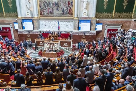 La oposición francesa presenta una moción de censura contra Macron por