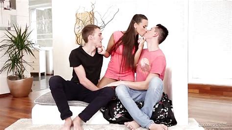 Un Trio De Bisexuels Pornodrome Tv