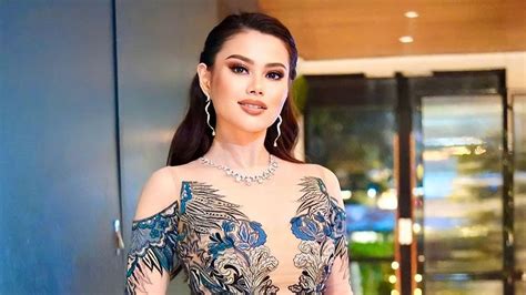 8 Potret Seksi Fabienne Nicole Wanita Pertama Pemenang Miss Universe