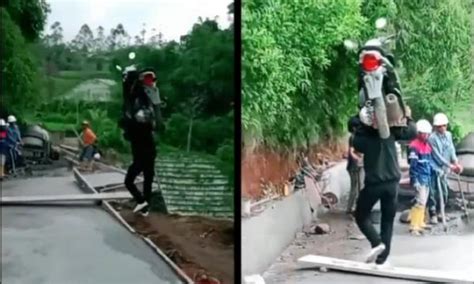 Viral Pria Nekat Gendong Sepeda Motor Di Pundak Demi Hindari Jalan