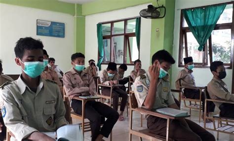 Pembelajaran Luar Kelas Bagi Siswa Mipa Ma Mafaza Bersama Dosen Ugm