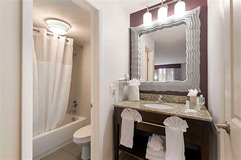 Clarion Inn & Suites Across From Universal Orlando Resort