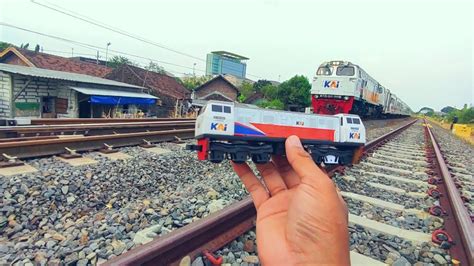 HUNTING KERETA API JAYAKARTA JUGA MENEMUKAN MAINAN LOKOMOTIF CC 206 201