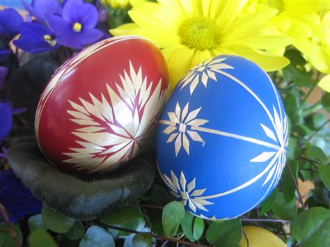 File:Red and blue Easter eggs.jpg - Wikimedia Commons