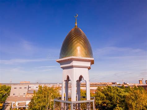 C Pula De Oro Musulmana Con Luna Creciente En La Mezquita Minarete