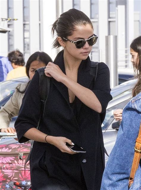 Selena Gomezs Warm Airport Look Popsugar Latina Photo 2