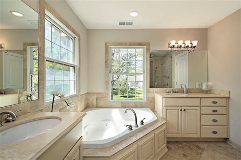 Master bath with tub - Classic Remodeling NW, Inc.