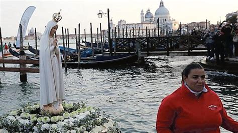 Venezia Un Corteo Sul Canal Grande Saluta Larrivo Della Madonna