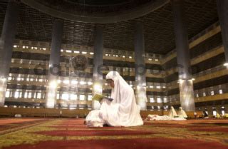 Umat Islam Membaca Al Quran Di Masjid Istiqlal Datatempo