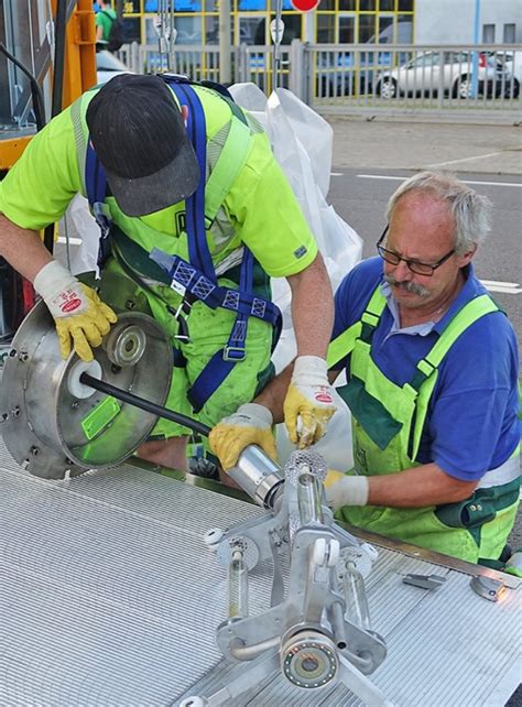 Schachtsanierung in vielbefahrener Ausfallstraße Moderne Methoden