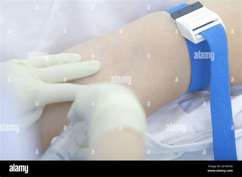 Intravenous injection hi-res stock photography and images - Alamy