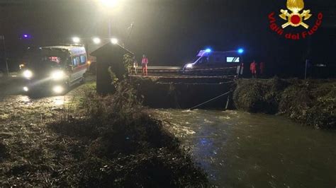 Auto Con A Bordo 5 Ragazzi Esce Di Strada E Finisce In Un Canale