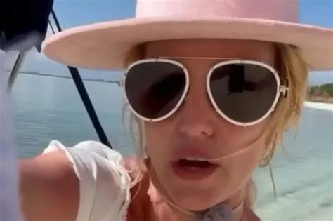 Britney Spears Sparks Concern From Fans As She Strips Down Nude In Vacation Pics The Mirror US