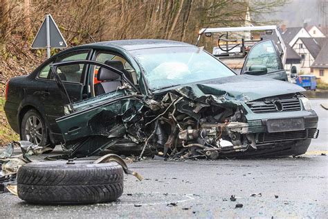 Schwerer Unfall Im Kreis Kulmbach Lkw Kracht Gegen Auto Bildergalerie