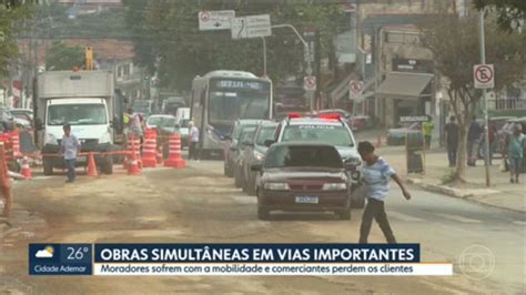 Vídeo Obras simultâneas em importantes vias da cidade causam