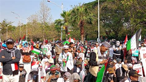 Massa Gelar Aksi Bela Palestina Hingga Panjatkan Doa Di Depan Kantor