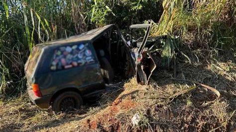 Carro De Fam Lia Pessoas Bate Violentamente Contra Barranco Na Br