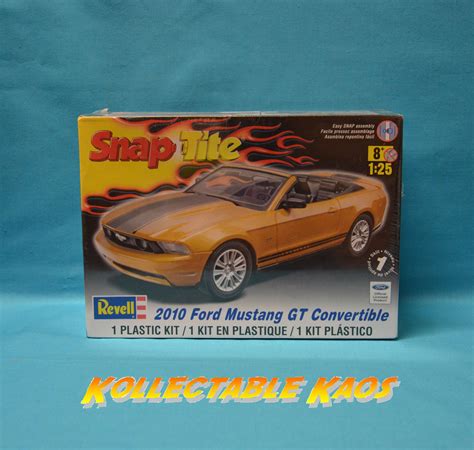 1 25 Revell SnapTite 2010 Ford Mustang Convertible Plastic Model