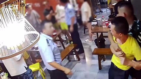 两男子起争执，同店吃饭的民警秒“出警”劝解凤凰网视频凤凰网