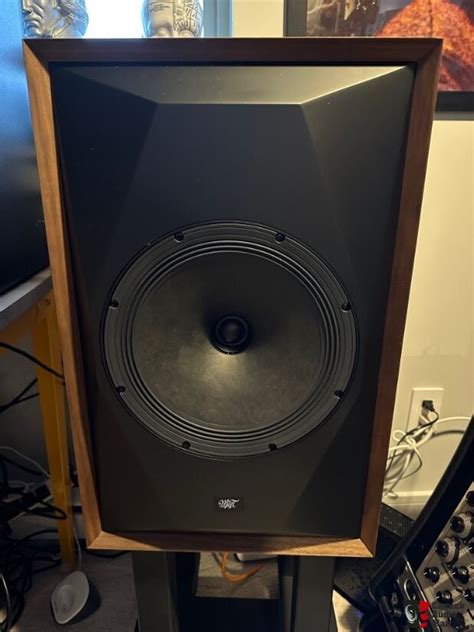 Mofi Electronics Sourcepoint Loudspeakers Photo Canuck