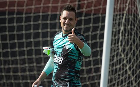 Flamengo oficializa renovação do contrato do goleiro Diego Alves