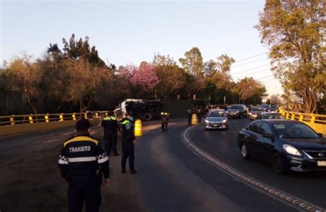 Tr Iler Que Transportaba Motocicletas Vuelca Sobre Circuito Interior