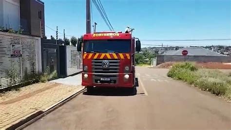 Bombeiros são acionados para combater incêndio em vegetação no Parque