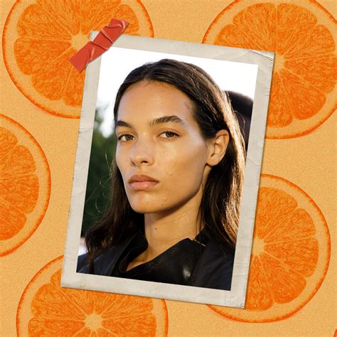 El protector solar que se adapta a tu tono de piel y te pone morena