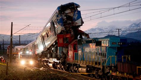 Scontro Frontale Tra Due Treni In Cile Due Morti E Nove Feriti Il