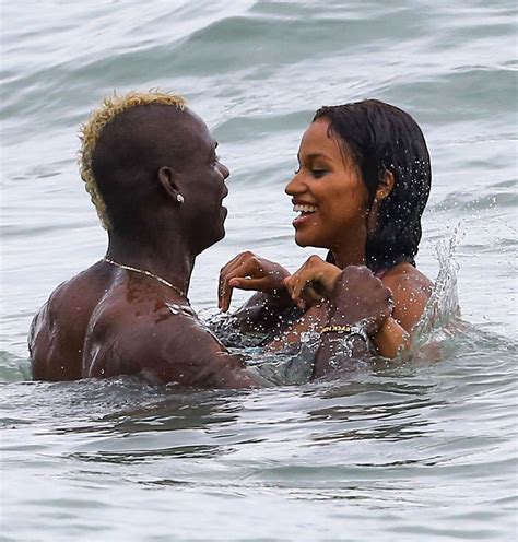 Photo Le Footballeur Du Milan Ac Mario Balotelli Et Sa Jolie Fiancée Fanny Neguesha En