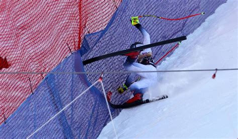 Horror Sturz Bei Der Abfahrt Superstar Des Ski Zirkus In Wengen Schwer Verletzt Mopo