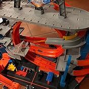 Hot Wheels FTB69 City Ultimate Parkgarage und Parkhaus für Kinder Garage mit Hai für 90